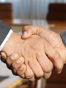 Aperto de mãos fechamento de contrato seguro garantia.