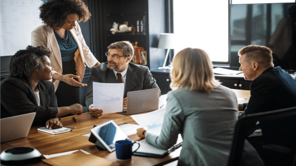 Pessoas sentadas em uma mesa de reunião discutindo sobre o seguro de D&O - Directors and Officers (RC Administradores)