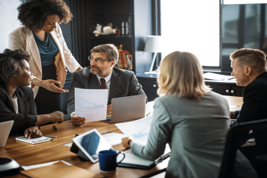 Pessoas sentadas em uma mesa de reunião discutindo sobre o seguro de D&O - Directors and Officers (RC Administradores)