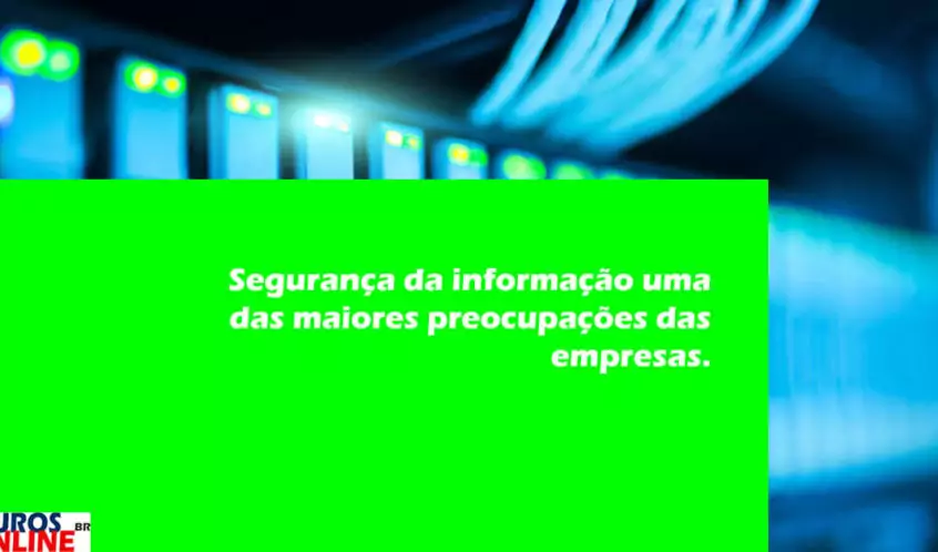 imagem de servidor e um quadrado verde escrito segurança da informação e seguro e riscos cibernéticos