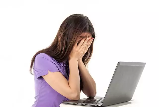 mulher se lamentando por ter perdido dados do seu computador em virtude de um ataque de hacker