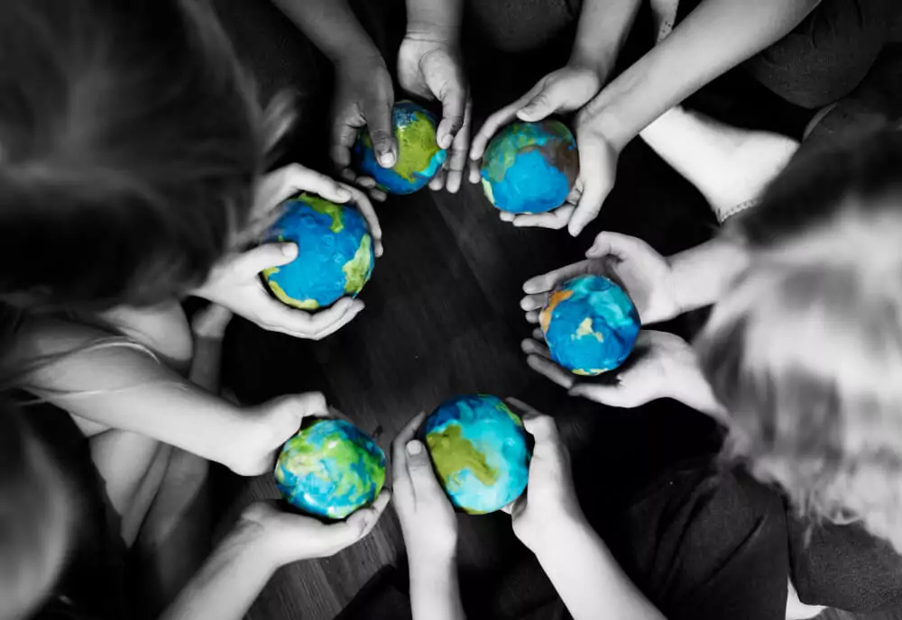 cinco mão de crianças segurando o globo terrestre proteção contra o meio ambiente seguro ambiental